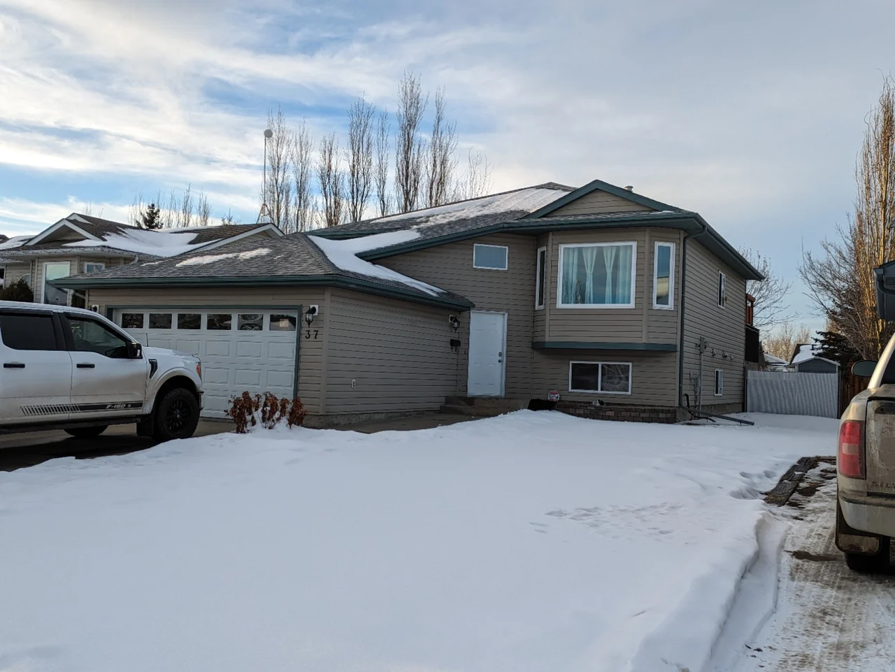 House before its soffit, fascia and eavestrough renovation